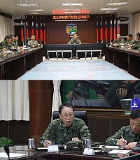 (上圖)指揮官主持「漢光演習任務提示」。(下圖)參謀長提醒實兵驗證相關注意事項。(圖/文:張堂勝)