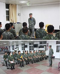 (上圖)指揮官主持新進志願役士兵精神講話。(下圖)指揮官訓勉新進志願役士兵,希望每個人對軍人的角色定位都有所體認。(圖/文:江耿逸)