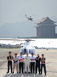擔任衛福部馬祖緊急救難,凌天航空全新義大利AW169型10人座中型直升機4日完成試飛及執行任務後與外籍機師合影留念。(圖:凌天航空提供)