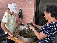 　端午節還沒到，橋仔廣場馬祖鹼粽攤已經熱賣上千粒。（圖／文：陳鵬雄）
