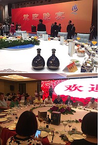 馬祖高粱酒獲2018第10屆海峽論壇大會指定用酒,各桌放置寶藍色馬祖15年陳年高粱酒瓷瓶受到注目,數千嘉賓品嘗後對酒質香醇都表讚賞。(圖:連江縣政府)