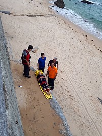 一名女性遊客芹壁澳口岩礁上跌倒傷及臀部,由北竿消防分隊送醫急救後再轉南竿。(圖:南竿導遊提供)