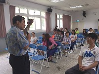 　台灣教寫作文最強棒的建中退休國文老師林明進9日在仁愛國小分享自然而然的閱讀力與寫作力，家長、老師慕名聽講。（圖：本報編輯部）