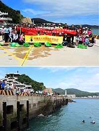 響應世界海洋日,環資局昨舉辦「2018世界海洋日」海(底)漂垃圾清除總動員暨海洋環境教育宣導活動,推出環保艦隊授旗誓師儀式、打撈垃圾、海洋環境教育宣導淨灘等活動,讓參加軍民都了解海洋環境的重要性。(圖/文:曹重偉)