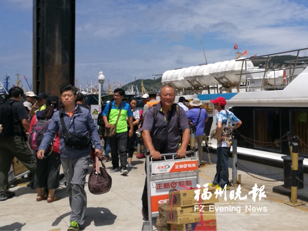 臺馬鄉親8日上午抵達連江黃岐客運站。(圖/福州晚報)