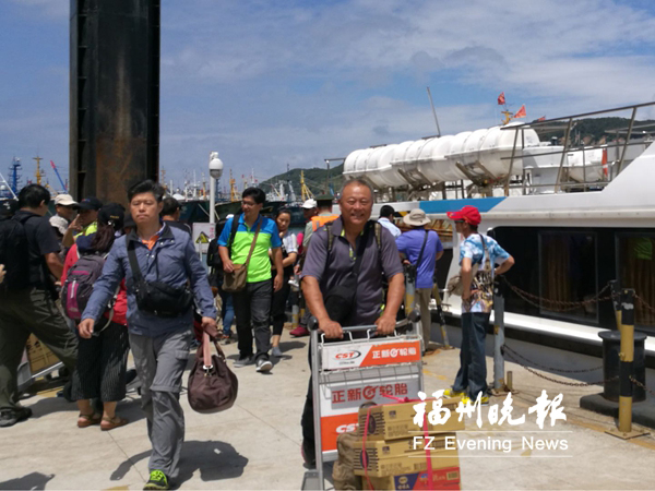 臺馬鄉親8日上午抵達連江黃岐客運站。(圖/福州晚報)