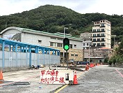 　白沙港務大樓後方道路整修已完成一半，預估7月底前可全線雙向通車。（圖／文：陳鵬雄）