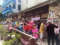 端節前夕,鐵板社協9日祖孫3代包粽子比賽現場一片忙碌加歡笑聲。(圖:本報編輯部)