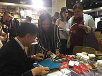 臺北醫學大學與天下文化合作出版《忘齡之島:馬祖躍居台灣平均壽命第1的祕密》12日新書台北發表分享會,讀者請縣長劉增應簽名。(圖/天下文化提供)