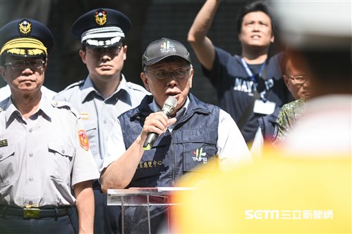 萬安演習,大樓內民眾配合警消救災疏散,台北市長柯文哲前往視導。 (圖/記者林敬旻攝)