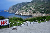 　東引鄉公所進一步在「一線天」入口處增設阻擋欄柵，禁止汽機車進出危險路段。（圖／文：陳其敏）