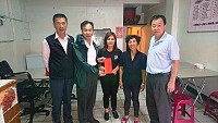 端節近,縣長劉增應、議長張永江向東引軍民祝賀佳節愉快,並發放中低收入戶、身心障礙者慰問金,表達祝福與關懷。(圖:東引鄉公所)