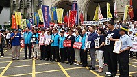 陳雪生(圖右2)與國民黨籍立委共13位13日聲援軍公教警消團體向司法院遞送公教人員退休資遣撫卹辦法、條例提出憲法訴願3份釋憲暨暫時處分聲請書。(圖:陳雪生國會辦公室)