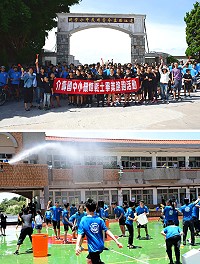 　介壽國中小為畢業生們準備離校洗禮，水球大戰讓全校陷入瘋狂，校長在二樓噴大水柱助興，全場尖叫聲不斷，為畢業生們留下歡樂回憶。（圖／文：曹重偉）