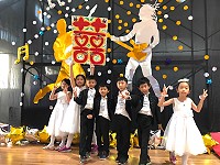 東引20位資深新郎新娘今天走紅毯,小花童率先可愛亮相。(圖/文:陳其敏)
