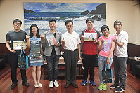 　民政處舉辦大坵島性別平權宣導寫真，縣長劉增應昨日為新人頒發拍攝成果。（圖／文：馮紹夫）