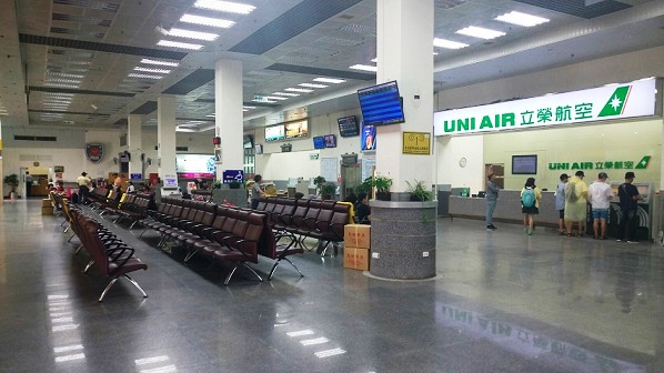 馬祖18日雙船疏運943人之後，下午機場僅少數旅客等候，但仍有自遊行遊客辦理報到，以便19日補位。（圖／連江縣交旅局）