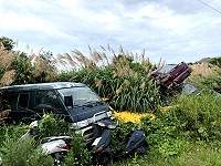 近年來各島廢棄車輛增加,已成為令人頭痛的環保新問題。(圖/文:陳鵬雄)