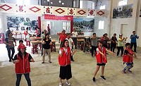 西莒傳統技藝協會端節銀髮族健康促進+遊戲+共餐活動,圖為年輕媽媽帶長者跳廣場舞超火紅神曲。(圖:陳曉婷)