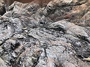 西莒青帆村中正門及碼頭前海域19日下午發生重油污染意外,受風浪影響,海岸巡單位無法出海阻止油污擴散,經過一晚油污面積持續擴大,包括樂道澳、坤坵等處也遭波及。(圖:陳樂禮提供)