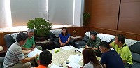 連江縣環資局局長張壽華前往西莒與相關單位召開除油工作協調會,預計22日上午9時,在樂道澳及坤坵同步進行除油工作。(圖/文:宋幸儒)