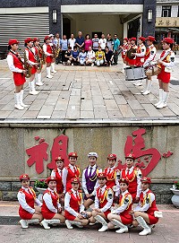 兩岸一家親!山隴品樂百貨行老闆王榕樂新廈「品樂大廈」落成,對岸福建省福安市王務琨文化交流聯誼工作站站長王光華偕同王氏宗親專程跨海到馬祖祝賀,女子薩克斯風樂隊在大廈前演奏,喜氣洋洋。(圖/文:曹重偉)