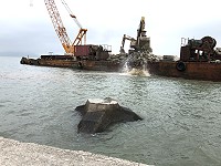 　白沙碼頭區外廓設施改善工程正在進行堤心石運拋作業，預估要拋放達40萬方土石。（圖／文：陳鵬雄）