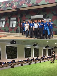 議會107年度國內經建考察行程23日會同縣長劉增應體驗小金門步槍模擬射擊館、碉堡陣地,觀摩推動營區、據點活化旅遊再利用價值。(圖:連江縣議會)
