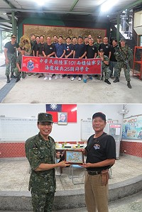 (上圖)海龍蛙兵25期退役袍澤與現役官兵合影。(下圖)政戰主任回贈「馬祖的一天」紀念相框。(圖/文:張堂勝)