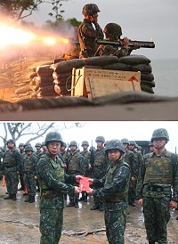 (上圖)六六火箭彈射擊。(下圖)參謀長頒發團體獎金。(圖/文:葉峻廷)