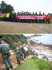 (上圖)淨灘活動前合影。(下圖)官兵協助清理夫人沃澳口海灘垃圾。(圖/文:張堂勝)