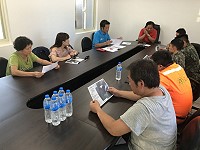莒光鄉公所25日下午召開緊急會議由秘書劉秋富主持,環資局科長與公所環保課長、代表會副主席林宏豫、代表王秀金與莒光守備大隊召開除油協調會。(圖/文:蔡夢玲)