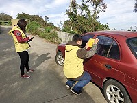 連江縣環境資源局今年積極查報廢棄汽、機車,同時進行車輛機動查報張貼,成效良好,但發生少數民眾不理性抗議情事,造成工作執行上困難;該局呼籲廢棄車主最好方式就是自行清理,公告期限內未領回即認定為廢棄物,進行清除回收運台處理。(圖/文:曹重偉)