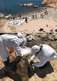 環資局26日上午會同莒光守備大隊、莒光岸巡隊及莒光鄉公所環保人員,於東莒大埔石刻下方沿岸進行重油污染除油作業。(圖/文:蔡夢玲)