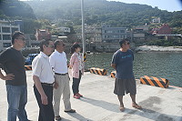 　漁業署副署長林國平（左2）昨日現勘橋仔碼頭，地區漁民對該工程提高民眾安全表示感謝。（圖／文：馮紹夫）