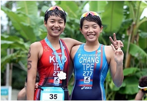 2017年天利盃鐵人三項錦標賽菁英組女子總排前兩名,張綺文、郭家齊。(中華民國鐵人三項協會/提供)