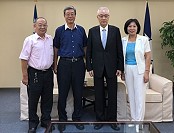 國民黨主席吳敦義27日下午會見中華馬祖鄉親協會理事長林金官(圖左2)、總幹事王木水(圖左1)及理事陳紅玉(圖右)等3人。(圖:中華馬祖鄉親協會提供)