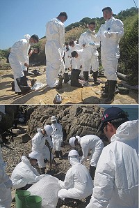 (上圖)莒光機步連官兵穿著防護衣準備進行清理作業。(下圖)莒光機步連官兵進行油污清理作業。(圖/文:葉峻廷)