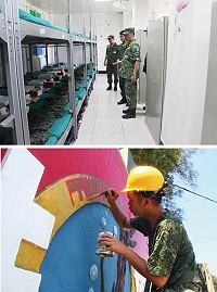 (上圖)副主任視導幹訓班接訓整備狀況。(下圖)美工人員強化精神文宣布置。(圖/文:張堂勝)