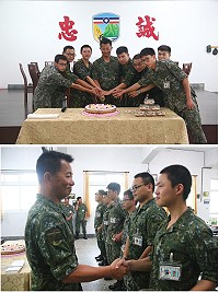 (上圖)副指揮官與壽星代表共同切蛋糕。(下圖)副指揮官致贈壽星小禮品。(圖/文:江耿逸)