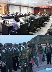 (上圖)監察委員會一行聽取行程簡報。(下圖)監察委員一行聽取萬平操演任務簡報。(圖/文:張堂勝)
