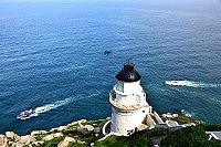 　　暑假假期開始，東引鄉公所歡迎遊客搭乘觀光船「海上看東引」，近距離感受國之北境最原始自然的壯麗之美。（圖／文：陳其敏）