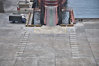 　維護港區人車通行順暢及秩序，東引鄉公所在升降橋前方廣場劃設標線，籲駕駛人勿逾越範圍，並優先禮讓行人。（圖／文：陳其敏）