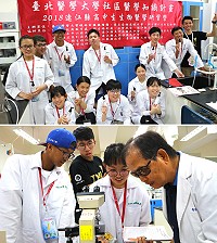 北醫大「連江縣高中生物醫學研習營」昨天主打小生物大學問,年輕時在馬祖擔任預官的盧盡良老師特地帶來三十餘台顯微鏡,讓學生近距離觀察;學員聚精會神聆聽乾洗手實驗的步驟並與自製的乾洗手液成品合影留念。(圖:臺北醫學大學楓林幸服服務團)