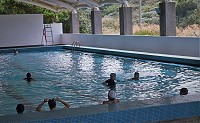 　夏日高溫天氣，東引鄉燕秀游泳池吸引許多軍民戲水消暑。（圖／文：陳其敏）