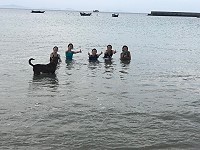 遊客慘遭水母「鞭」刑,在地長者表示別反覆觸摸患處,好好休養幾日即可痊癒。(圖/文:蔡夢玲)