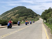 　近年來各島自由行遊客數量大增，三五好友結伴出遊，騎乘機車在各島景點趴趴走，但馬祖山路陡峭務必小心騎車，放慢速度不僅較安全，也能徜徉藍天白雲好風光。（圖與文：陳鵬雄）
