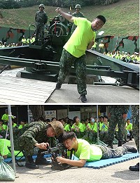 上圖:學員體驗拉火繩擊發240榴砲底火。下圖:學員在教官的指導下實施射擊預習與實彈射擊。(圖/文:張炘獻)