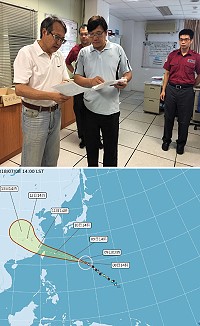 首颱「瑪莉亞」來勢洶洶,不僅強度為強烈颱風,而且預測路徑直衝馬祖而來,縣府秘書長張龍德昨天下午前往災害應變中心關心颱風最新動態;台灣方面最快今天發布海上颱風警報,而對馬祖地區影響最大的時刻是在11日下午。(圖:連江縣消防局)