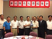 連江縣財稅局長陳孔官屆齡退休,縣長劉增應致贈縣政顧問聘書及退休紀念品,議長張永江、縣府秘書長張龍德及退休同事好友陪伴歡送。(圖:本報編輯部)